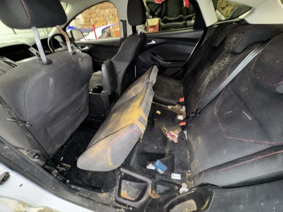 Дълбоко почистване на автомобилен салон след наводнение — кадър 6 преди почистване